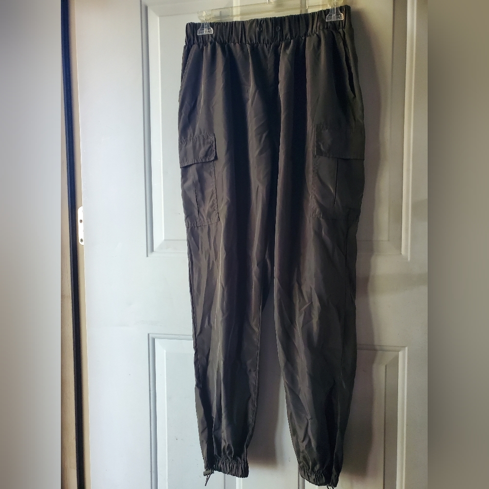 Rue 21 Nylon cargo windbreaker pants. Forest green